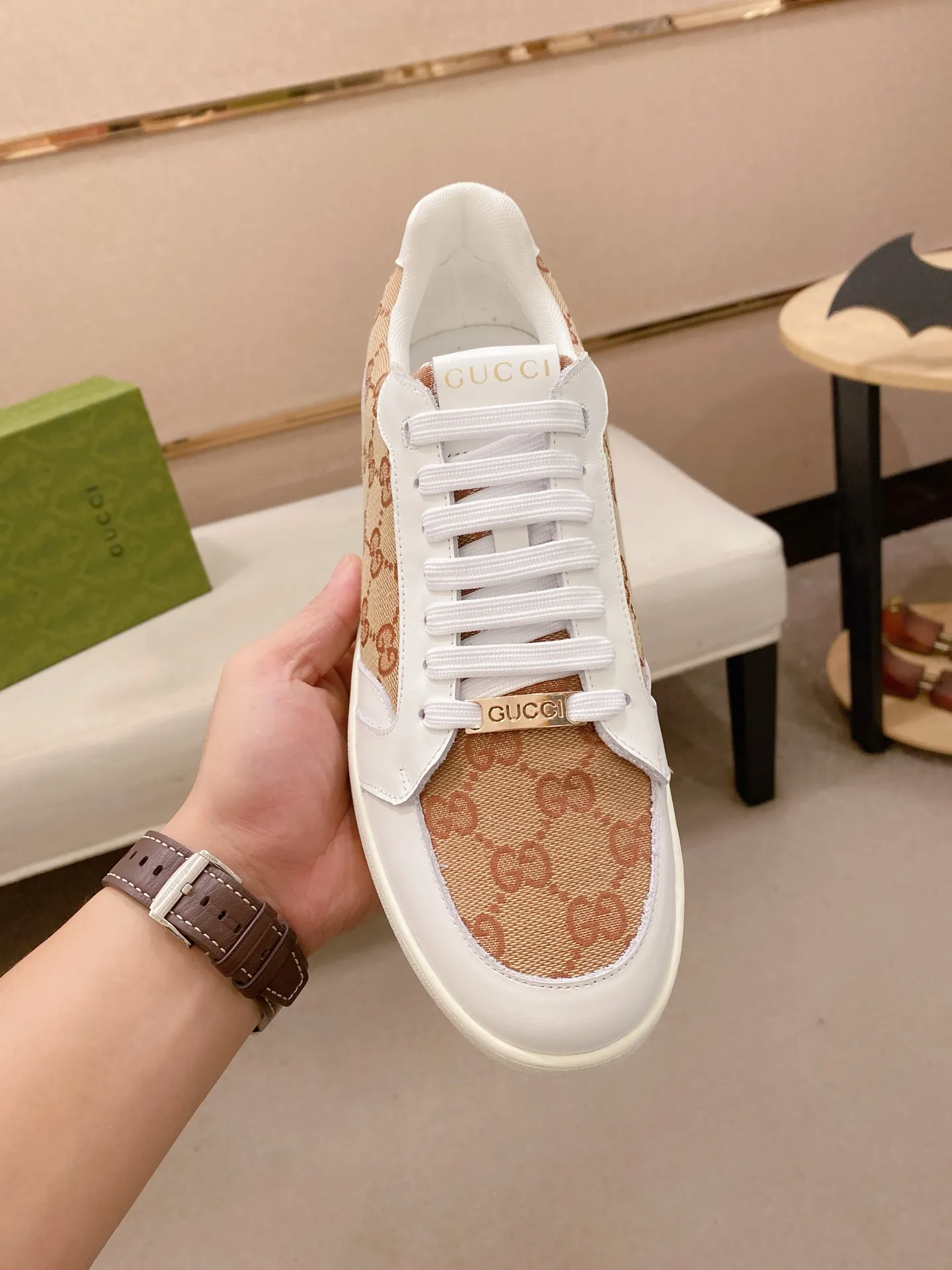 Men's shoes💰 440💰The new GUCCI (Gucci) counters are launched simultaneously. The new men's shoes, 😘fabrics are selected from imported cowhide, and the lining is sheepskin lining. 👍🏿 High-end ☄️ air-cushion molded anti-slip rubber outsole, exquisite lines, simple and elegant, comfortable and high-end for leisure travel. Code number: 38 to 44 (45 can be customized and cannot be returned or exchanged)